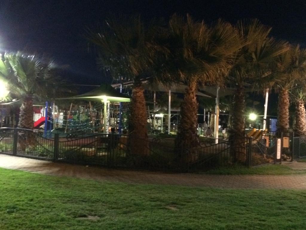 Adelaide - Semaphore Beach Front Kültér fotó